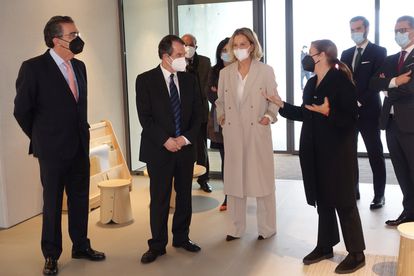 Flora Pérez durante la visita, el pasado 1 de marzo, a la escuela infantil de Bembrive, Vigo. A su izquierda, José Arnau, vicepresidente de Pontegadea, Inditex, y Abel Caballero, alcalde de Vigo. A la derecha, Elsa Urquijo, arquitecta autora del proyecto.