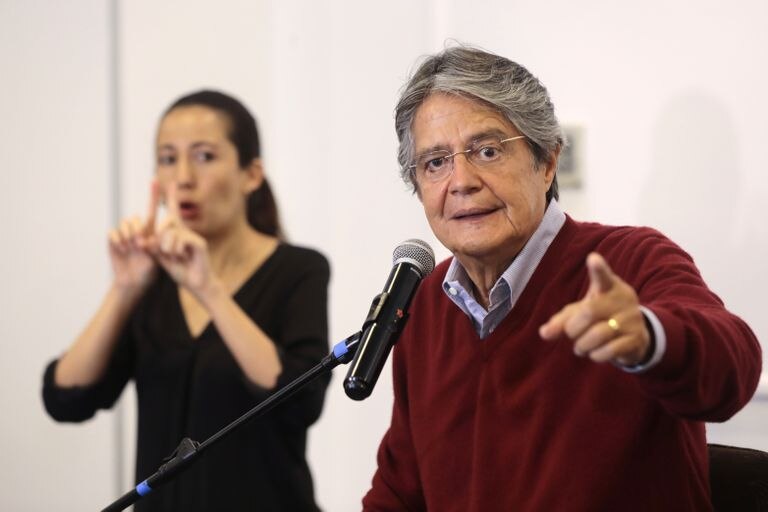 El candidato conservador, Guillermo Lasso, da una conferencia en un hotel en Quito, el pasado 22 de febrero.