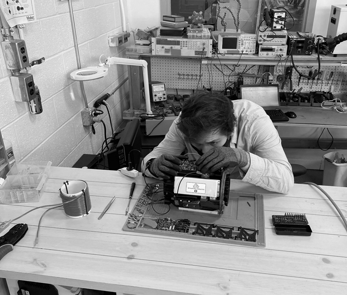 El laboratorio H3x con alguien trabajando en un motor del tamaño de una tostadora.