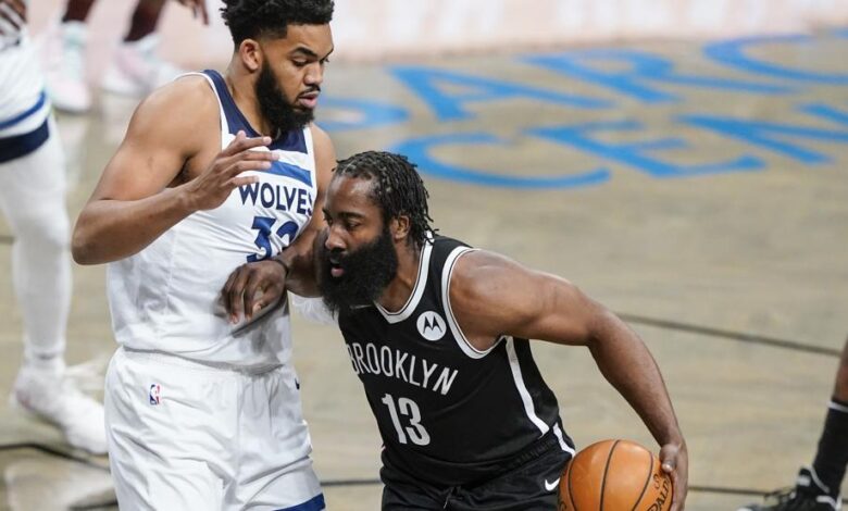 James Harden ataca a canasta ante la defensa de Karl-Anthony Towns en la ajustada victoria de los Nets sobre los Wolves.