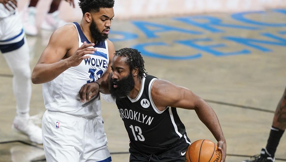 James Harden ataca a canasta ante la defensa de Karl-Anthony Towns en la ajustada victoria de los Nets sobre los Wolves.