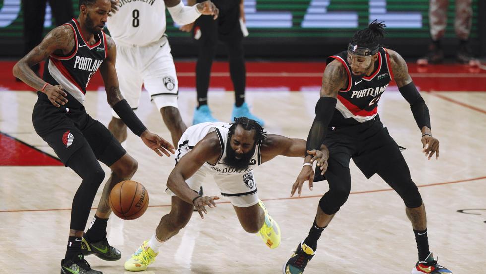 James Harden pierde el control del balón ante Derrick Jones Jr. y Robert Covington en la victoria de los Nets sobre los Blazers.
