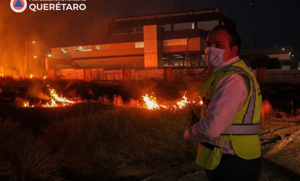 Incendio dentro de la Prepa Norte de la UAQ, bomberos sofocan el incendio