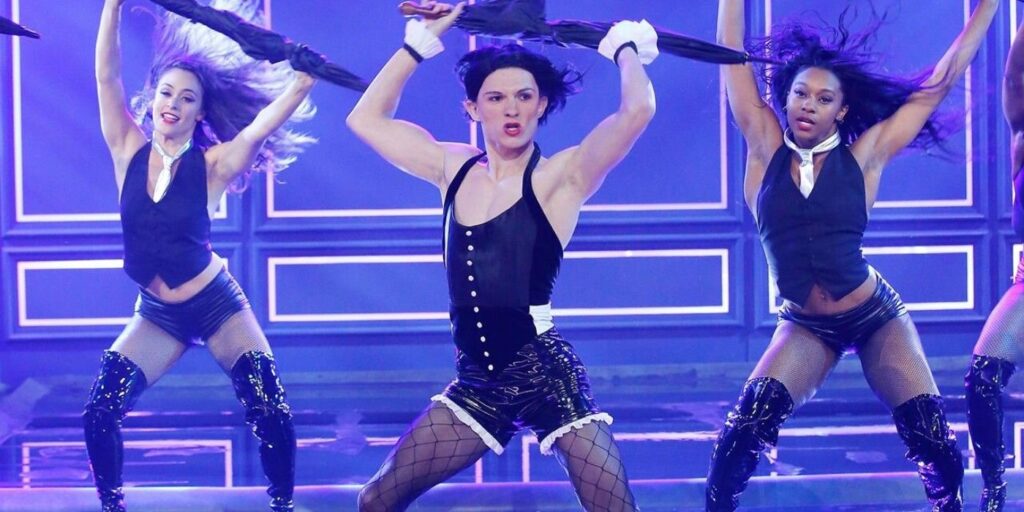 Jacob Batalon de Spider-Man tiene una sudadera con capucha del Umbrella Dance de Tom Holland