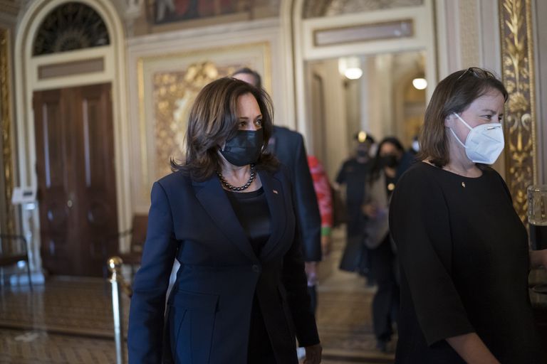La vicepresidenta Kamala Harris llega el jueves al Senado para emitir su voto de desempate.