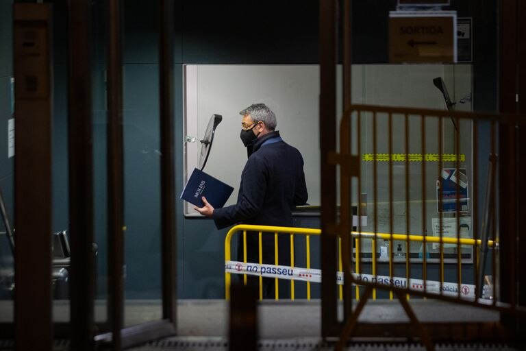 El abogado penalista del despacho Molins, Jorge Navarro, en la comisaría de Les Corts, adonde fueron llevados los detenidos, Bartomeu entre ellos.