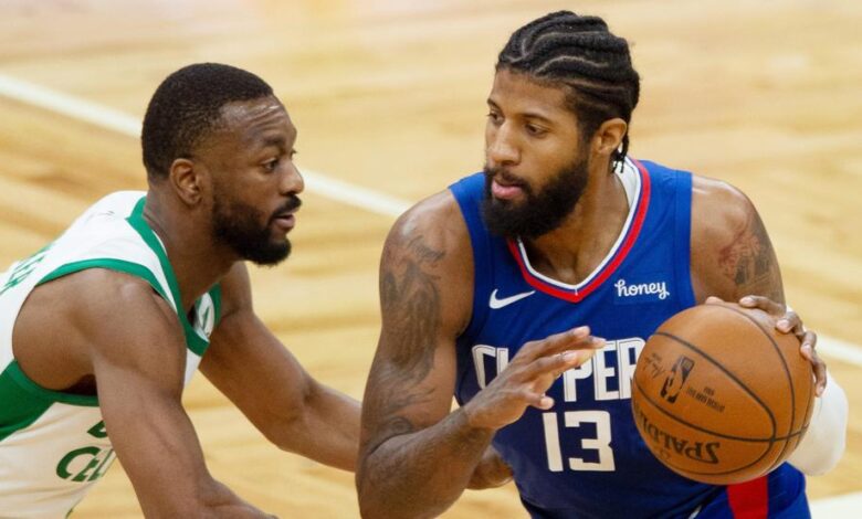 Kemba Walker defiende a Paul George en el Celtics-Clippers disputado en Boston.