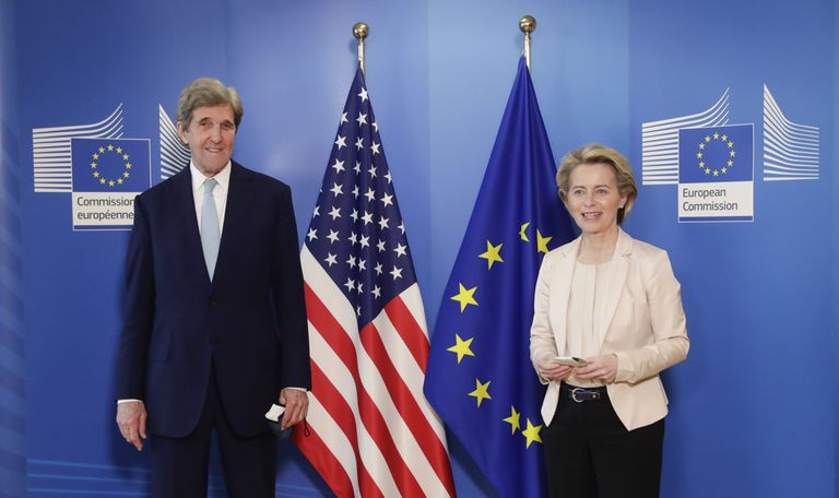 John Kerry y Ursula von der Leyen, este martes en Bruselas.