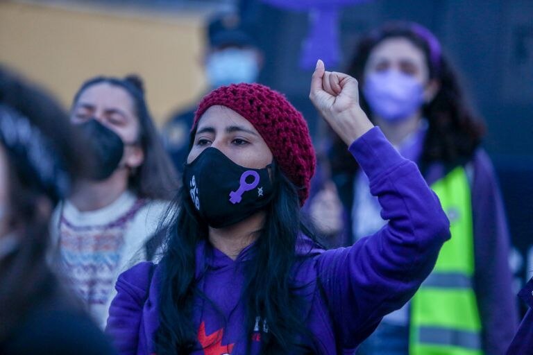 Una manifestante durante una marcha feminista en Aluche (Madrid), el 5 de marzo.