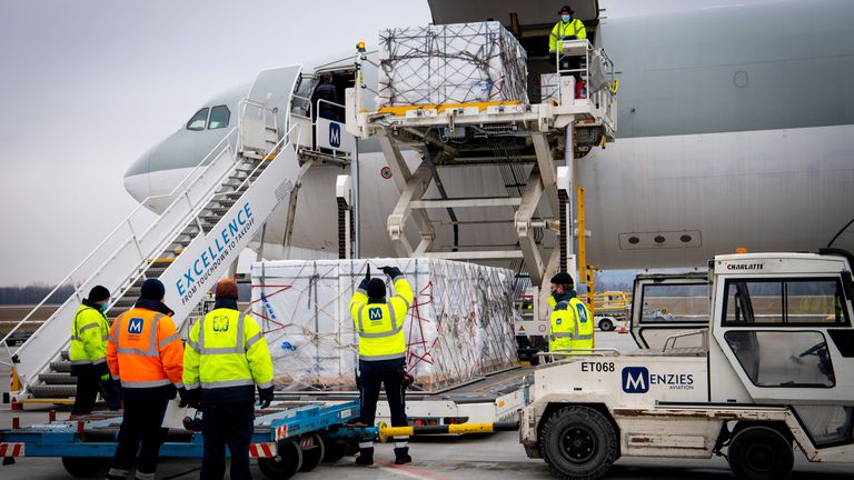 Trabajadores descargan un envío de la vacuna china Sinopharm en Budapest, el 16 de febrero.