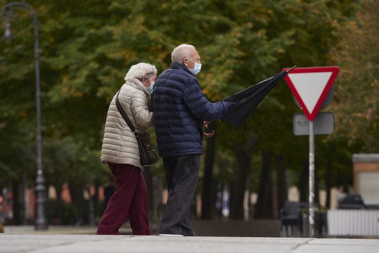 Transeúntes en una calle de Pamplona en octubre del año pasado.