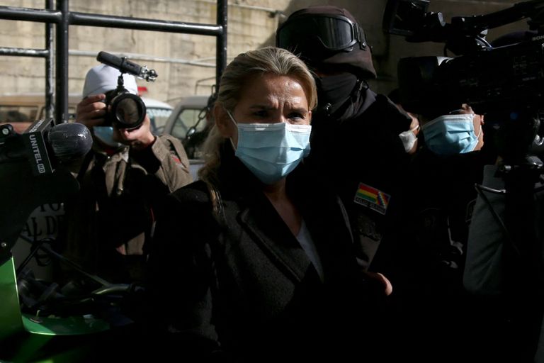 Jeanine Áñez, expresidenta interina de Bolivia, escoltada por agentes bolivianos, el sábado 13 de marzo.