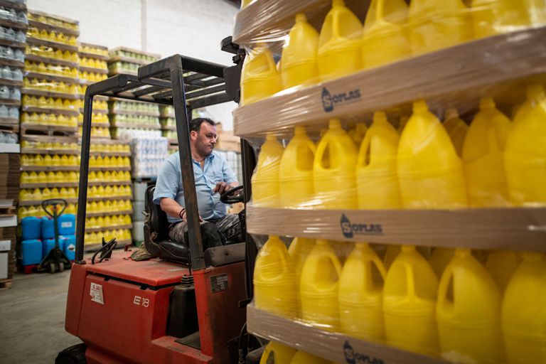 Un trabajador de Lejias Cile, en la fábrica de la marca en Albolote, Granada