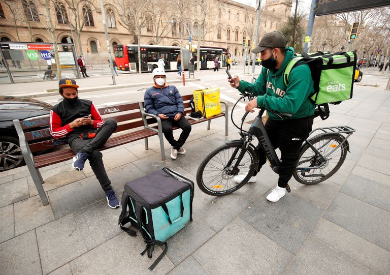 Varios repartidores de Glovo, Deliveroo y Ubereats en Barcelona.