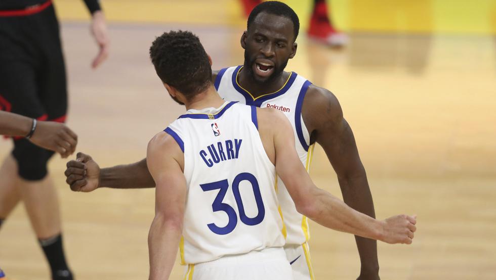Draymond Green celebra una canasta con Stephen Curry en la victoria de Golden State sobre Chicago