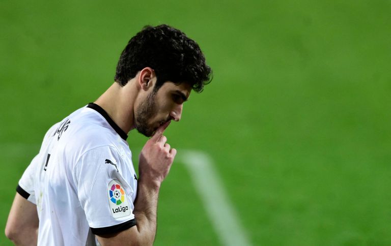 Guedes se lleva la mano a la boca, pidiendo silencio, en la celebración del gol de la victoria.