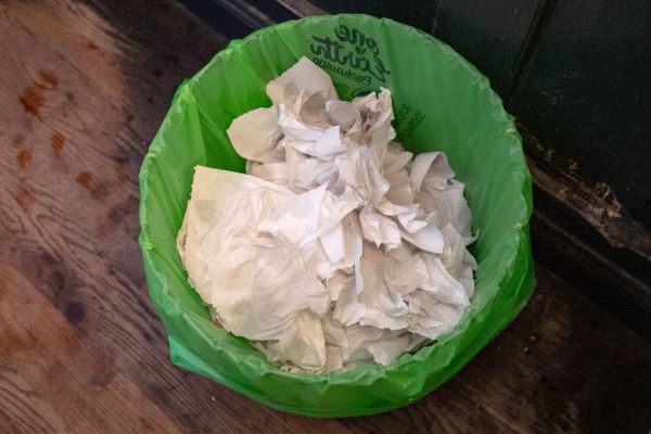 La startup de papel higiénico respaldada por Marc Benioff, Dara Khosrowshahi y Robert Downey Jr. ahora vende toallas de papel