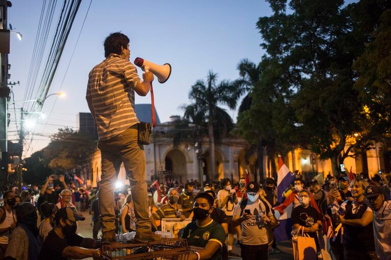 Un hombre con un megáfono durante las protestas en el centro de Asunción (Paraguay), el 10 de marzo.