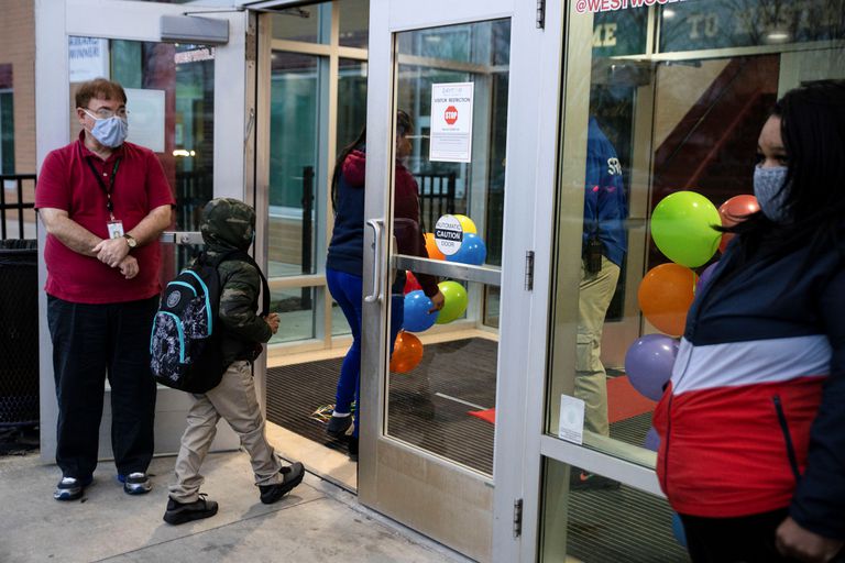 Los profesores le dan la bienvenida a los alumnos en Dayton, Ohio, el 1 de marzo.