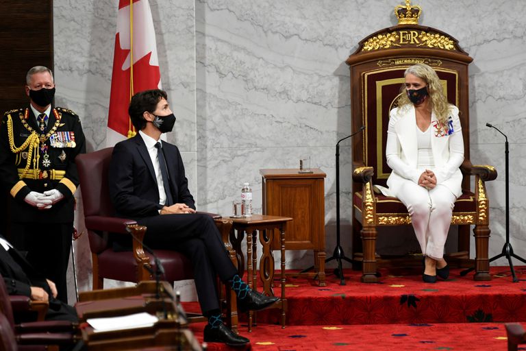 La representante de la corona británica en Canadá, Julie Payette, habla con el primer ministro, Justin Trudeau, en el Senado en Ottawa, Ontario, el 23 de septiembre de 2020.