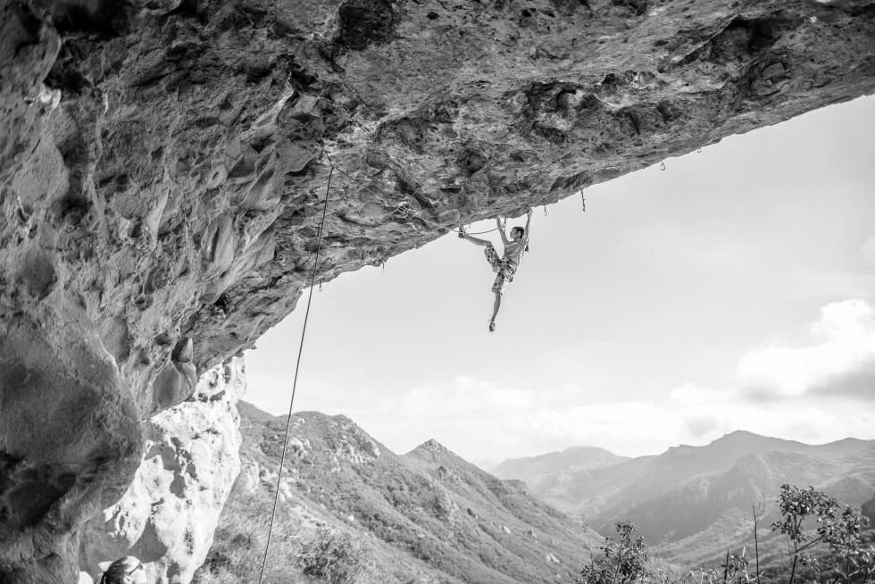 Ashima Shiraishi, primera mujer y persona más joven en escalar el monte Hiei de Japón.