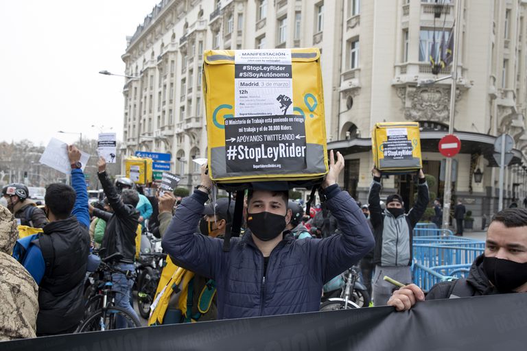 Un grupo de repartidores se manifiesta en Madrid en contra de la ley 'rider' esta semana.