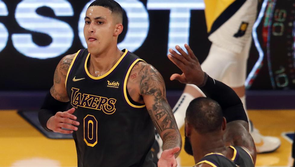 Kyle Kuzma recibe la felicitación de LeBron James tras su gran papel en el Lakers-Pacers