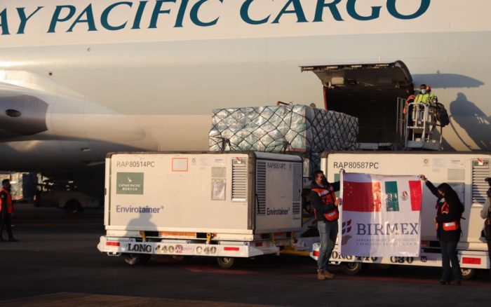 Llegan un millón de vacunas Sinovac a México; es el embarque más numeroso recibido