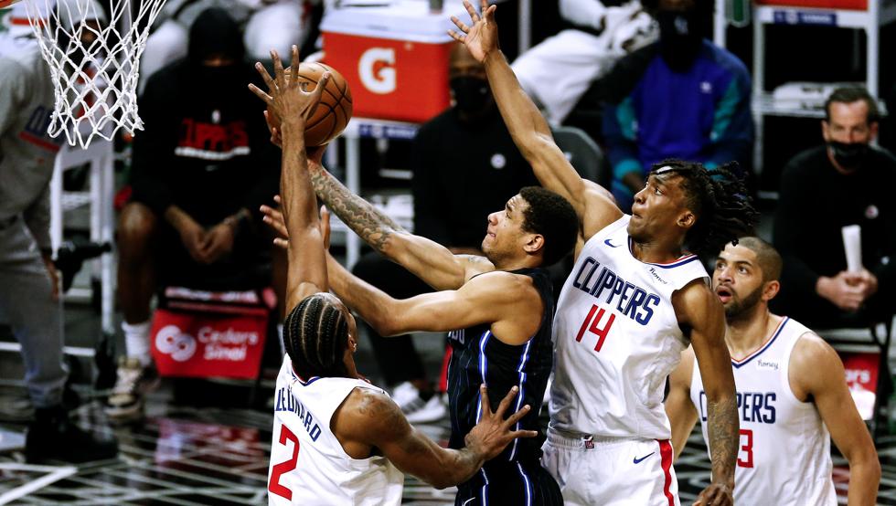 Chuma Okeke supera la defensa de los Clippers durante la remontada inverosímil de los Magic