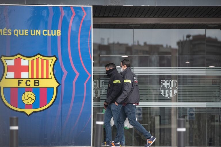 Los Mossos, en las oficinas del Camp Nou en busca de documentación.