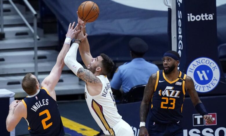 Joe Ingles lucha un balón dividido con Willy Hernangómez en el enfrentamiento entre los Pelicans y los Jazz