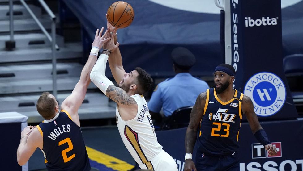 Joe Ingles lucha un balón dividido con Willy Hernangómez en el enfrentamiento entre los Pelicans y los Jazz