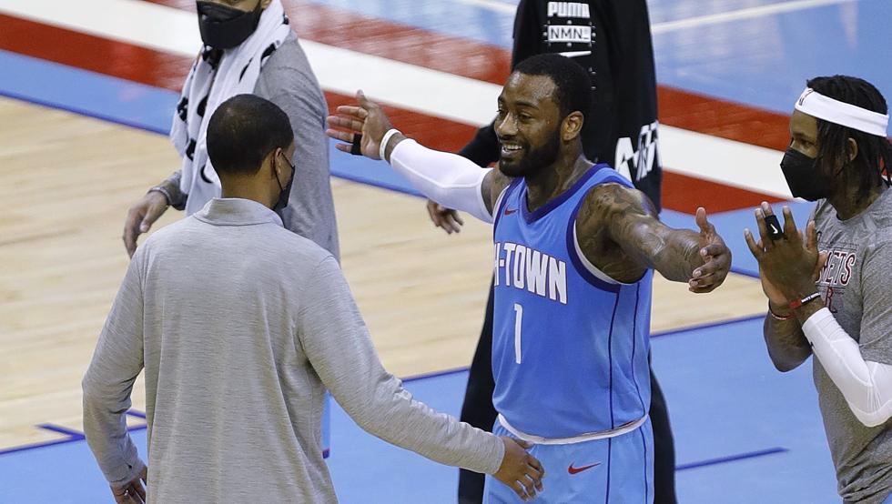 John Wall abraza a su entrenador Stephen Silas tras el primer triunfo de los Houston Rockets en 20 partidos.