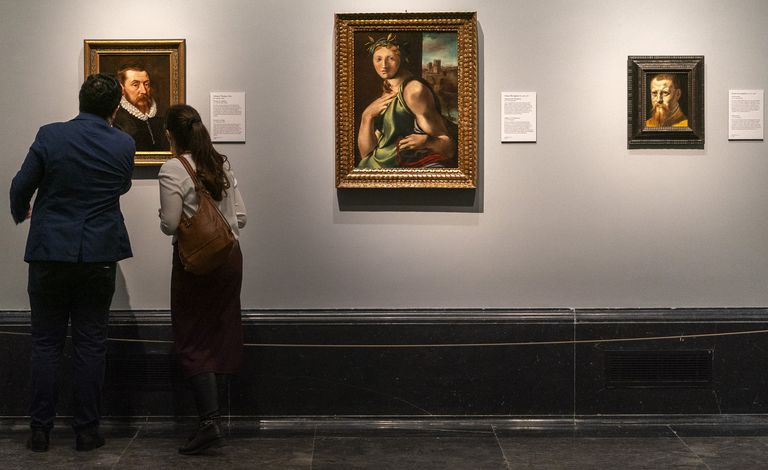 Visitantes en la exposición 'El legado de Carmen Sánchez. La última lección' en el Museo del Prado, Madrid.