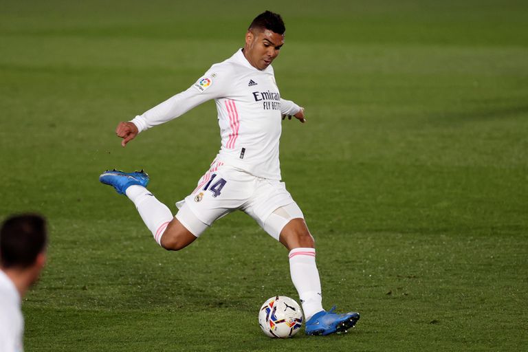 Casemiro golpea el balón durante el partido contra la Real en Valdebebas.