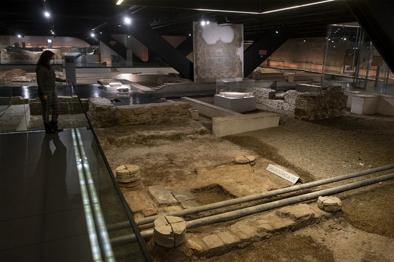 Vista de la grava que ocupa el lugar de los mosaicos hasta que estos vuelvan a su ubicación original, en el Antiquarium de Sevilla.