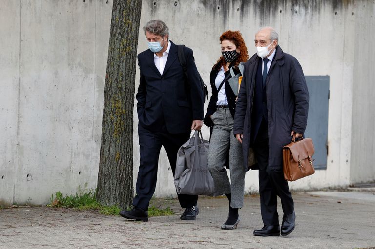 El exgerente del PP Cristóbal Páez, a la izquierda, a su llegada a la Audiencia Nacional el pasado lunes en compañía de sus abogados.