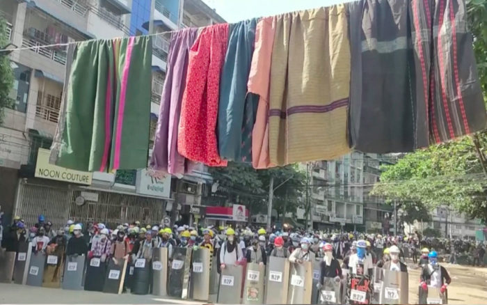 Manifestantes en Myanmar cuelgan ropa de mujer en las calles para protegerse de la represión