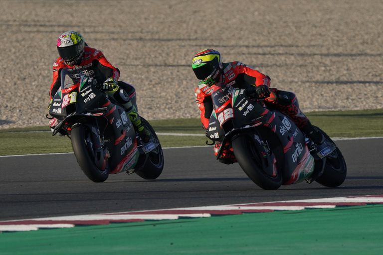 Aleix Espargaró (con el 41) y Savadori Lorenzo, ambos de Aprilia Racing Team, la semana pasada en un entrenamiento en Qatar.