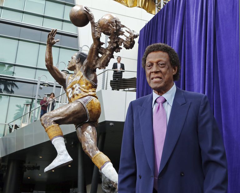 Elgin Baylor, junto a la estatua que le dedicaron en el Staples Center, en 2018.