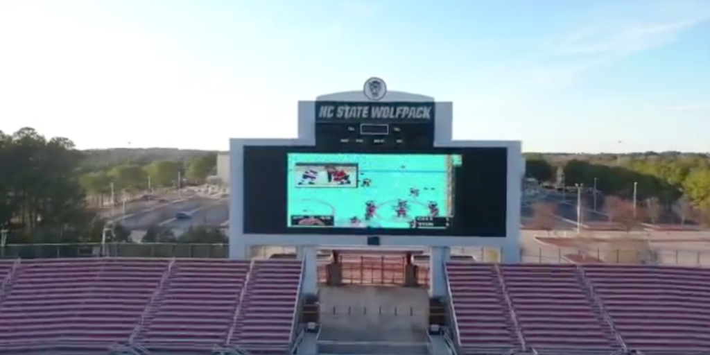 NHL 94 jugado en el marcador del estadio por fanáticos dedicados al hockey
