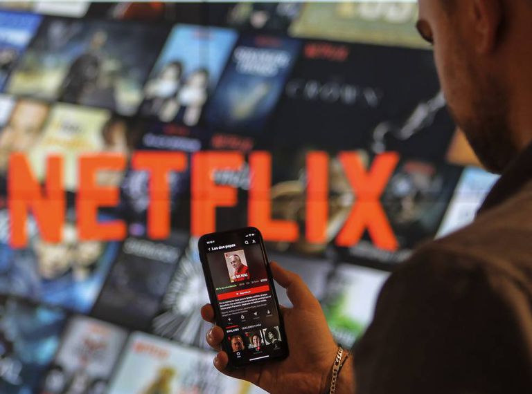 Un usuario de Netflix mira la aplicación en su teléfono móvil.