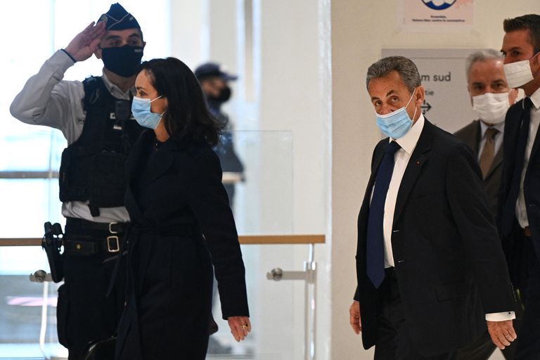 El expresidente francés Nicolas Sarkozy en su llegada al tribunal, este lunes en París.