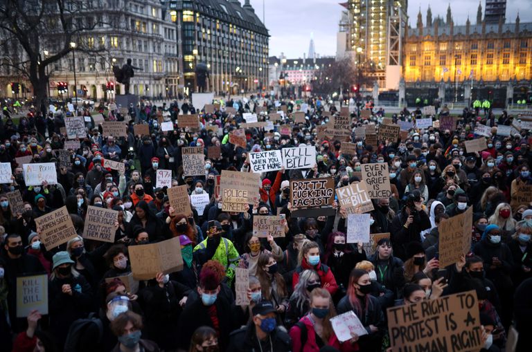 Manifestantes protestan por la falta de seguridad en las calles para las mujeres tras el asesinato de Sarah Everard, este martes en Londres.