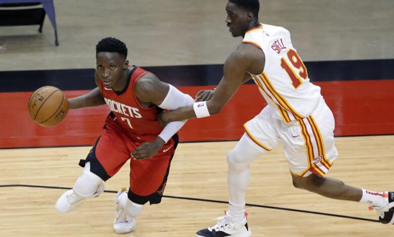 Victor Oladipo avanza hacia canasta con los Houston Rockets en uno de sus últimos partidos antes de ser traspasado a los Miami Heat