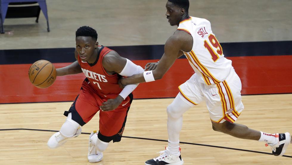 Victor Oladipo avanza hacia canasta con los Houston Rockets en uno de sus últimos partidos antes de ser traspasado a los Miami Heat
