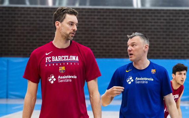 Pau Gasol, en su primer entrenamiento con todo el equipo, junto a Jasikevicius.