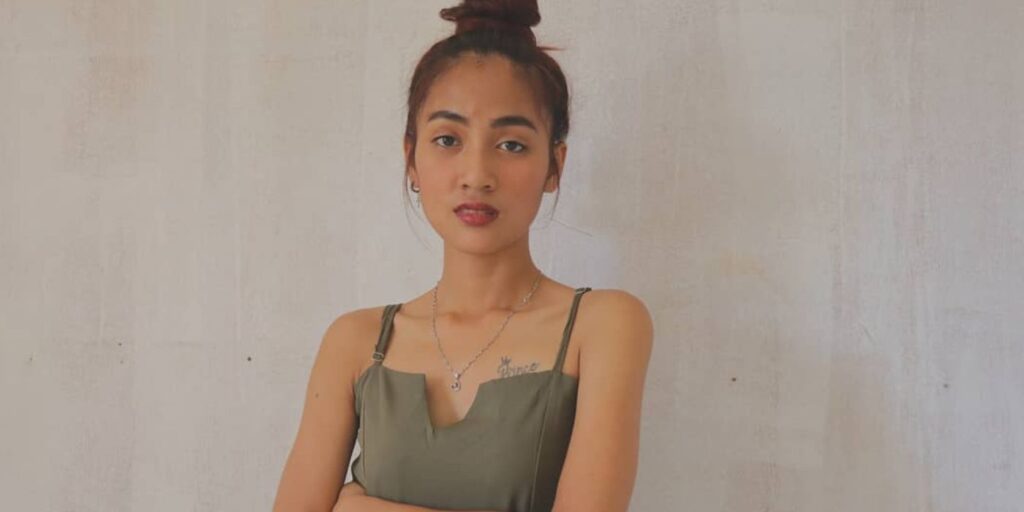 Prometido de 90 días: la heroína de la franquicia Rose Vega cautiva con labios rojos y gafas