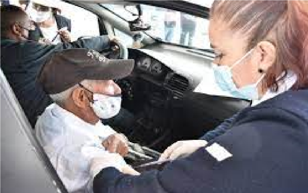 Propone gobernador vacunación en autos para evitar aglomeraciones, en Querétaro