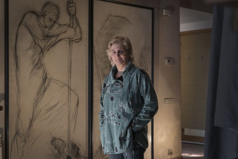 Carina Boronat, junto a una obra de su madre, Montserrat Gudiol, a finales de enero de 2021 en La Garriga (Barcelona).